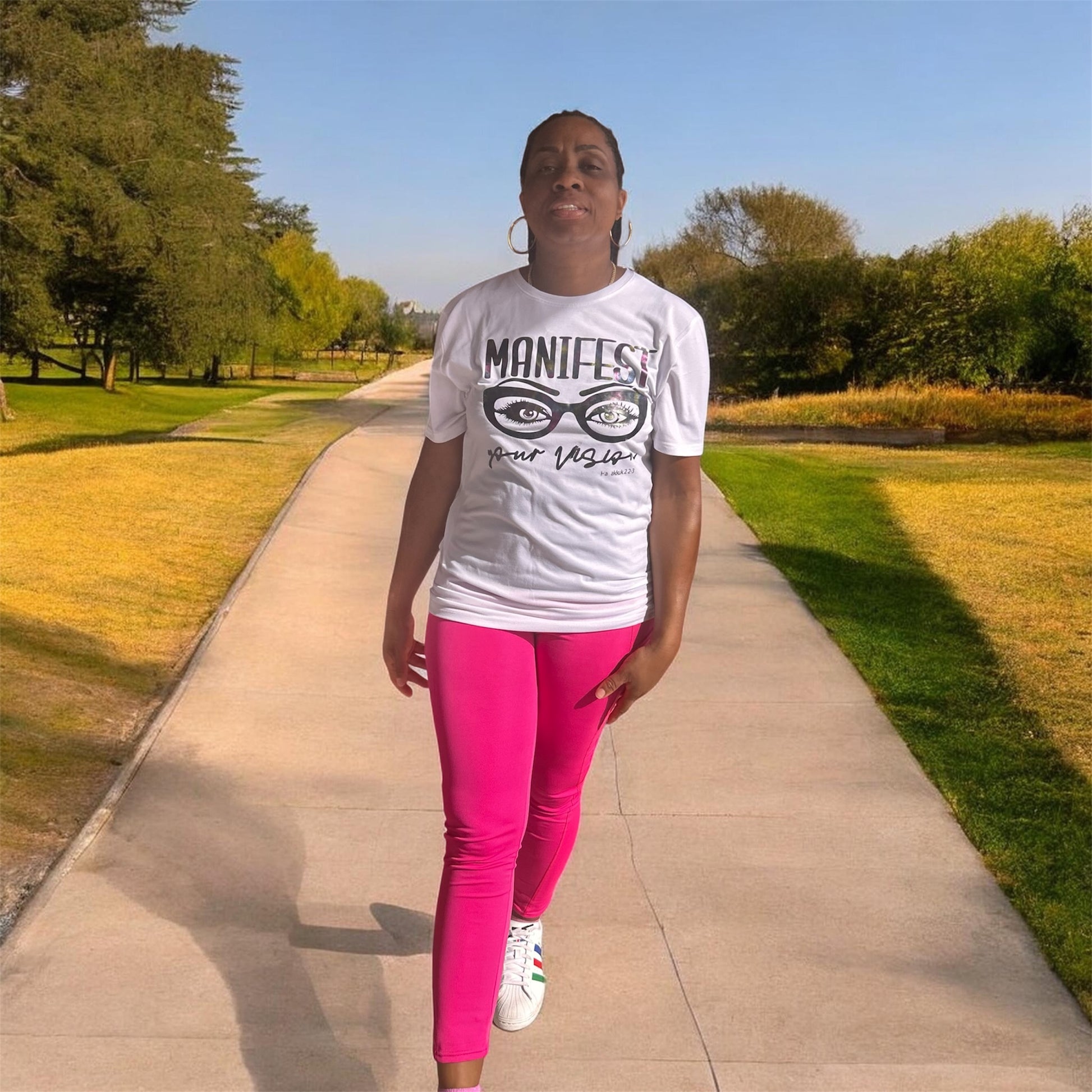 Fierce and functional. The Discipline Legging in Pink brings bold fuchsia energy to high-performance structure — compression waistband, side phone pocket, waist card pocket, and a fit that works as hard as you do.